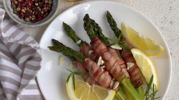 Asparagus baked with bacon video