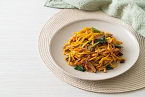 fideos yakisoba salteados con vegetales al estilo vegano foto