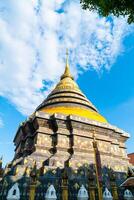 hermosa arquitectura en pra that lampang luang en tailandia foto