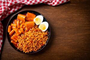 Korean instant noodles with Korean rice cake and fish cake and boiled egg photo