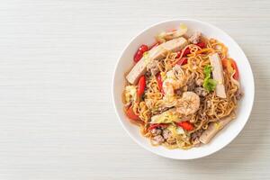 Ensalada picante de fideos instantáneos en un plato foto