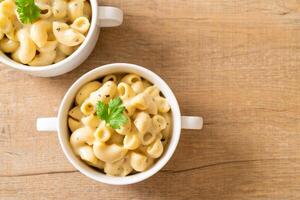 macaroni and cheese with herbs photo