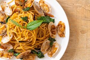 Stir Fried Spaghetti with Clams and Garlic and Chilli photo