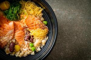 salmón a la plancha con arroz integral donburi foto