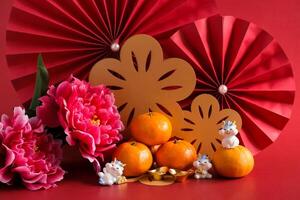 chino nuevo año de el continuar festival concepto. mandarín naranja, rojo sobres, continuar y oro lingote con rojo papel aficionados. tradicional fiesta lunar nuevo año. foto