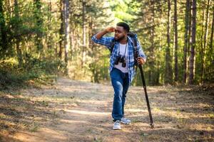 joven caminante tiene perdido mientras excursionismo en el naturaleza foto