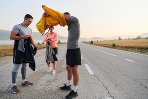 Mañana deberes. grupo de Atletas consiguiendo Listo para un correr. foto