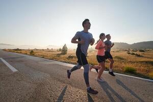 un grupo de amigos, Atletas, y corredores abrazo el temprano Mañana horas como ellos correr mediante el brumoso amanecer, energizado por el creciente Dom y rodeado por el tranquilo belleza de naturaleza foto