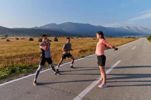 diverso Atletas preparar. dinámica grupo calienta arriba para Mañana correr. foto