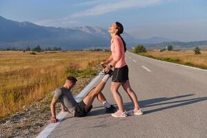 Mañana estirar. romántico Pareja prepara para temprano Mañana correr foto