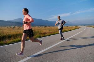 energizado por el belleza de naturaleza, un Pareja potestades mediante su Mañana correr, su cuerpos y espíritu revitalizado. foto