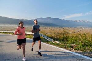 energizado por el belleza de naturaleza, un Pareja potestades mediante su Mañana correr, su cuerpos y espíritu revitalizado. foto