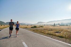 energizado por el belleza de naturaleza, un Pareja potestades mediante su Mañana correr, su cuerpos y espíritu revitalizado. foto