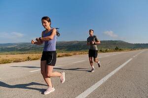 energizado por el belleza de naturaleza, un Pareja potestades mediante su Mañana correr, su cuerpos y espíritu revitalizado. foto