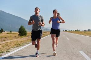 energizado por el belleza de naturaleza, un Pareja potestades mediante su Mañana correr, su cuerpos y espíritu revitalizado. foto