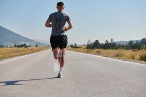 un dedicado maratón corredor empuja él mismo a el límite en capacitación. foto