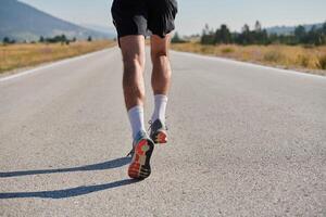 un dedicado maratón corredor empuja él mismo a el límite en capacitación. foto