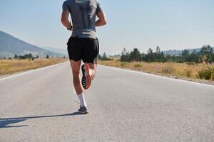 un dedicado maratón corredor empuja él mismo a el límite en capacitación. foto