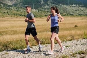 energizado por el belleza de naturaleza, un Pareja potestades mediante su Mañana correr, su cuerpos y espíritu revitalizado. foto