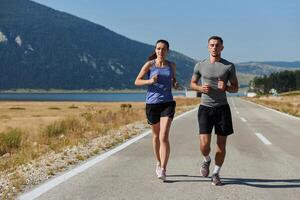 energizado por el belleza de naturaleza, un Pareja potestades mediante su Mañana correr, su cuerpos y espíritu revitalizado. foto