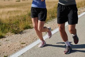 energizado por el belleza de naturaleza, un Pareja potestades mediante su Mañana correr, su cuerpos y espíritu revitalizado. foto