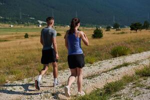 dinámica dúo. listo para fitness Pareja abraza confianza y preparación para próximo maratones foto