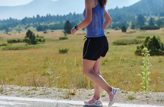 solo paso. determinado atleta mujer embarca en aptitud viaje para maratón preparación. foto