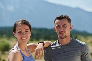 despues de correr relajación. romántico Pareja descansa siguiendo intenso formación sesión. foto