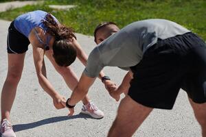 ejercicio, Bosquejo y Pareja rutina de ejercicio y tramo juntos al aire libre en naturaleza por un montaña para salud, bienestar y aptitud física. gente, socios y Atletas formación y acuerdo ajuste y heathy foto