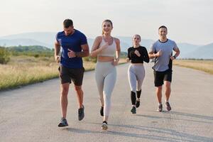 un grupo de amigos mantiene un sano estilo de vida por corriendo al aire libre en un soleado día, unión terminado aptitud y disfrutando el energizante efectos de ejercicio y naturaleza foto