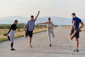 diverso grupo de Atletas preparar juntos para un correr foto