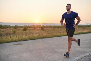 un dedicado maratón corredor empuja él mismo a el límite en capacitación. foto