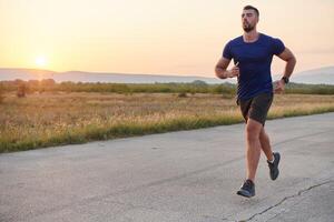 un dedicado maratón corredor empuja él mismo a el límite en capacitación. foto