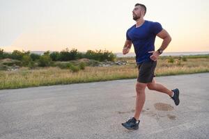 un dedicado maratón corredor empuja él mismo a el límite en capacitación. foto