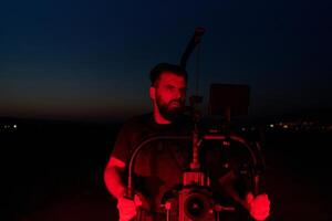 Noche captura. profesional camarógrafo Película (s Atletas corriendo en iluminado en rojo oscuridad foto