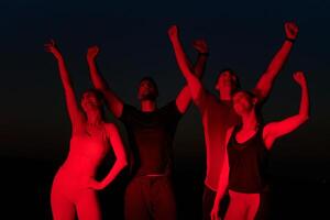 tarde en la noche triunfo. grupo de amigos celebrar maratón éxito. foto