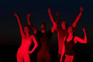 tarde en la noche triunfo. grupo de amigos celebrar maratón éxito. foto