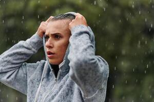 mujer descansando en el lluvia después intenso correr foto