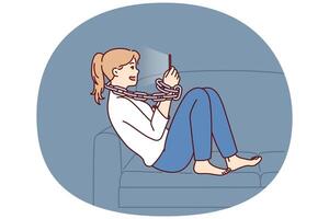 joven positivo mujer fanático a móvil teléfono sentado en sofá con cadena alrededor cuello vector