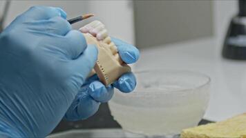 stadi di impiantare denti produzione nel il dentale laboratorio video