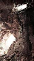 un' grotta pieno con molte di rocce e acqua video