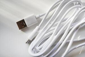 USB cable en un blanco antecedentes. un blanco pinchar para el teléfono. foto