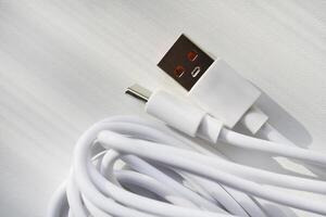 USB cable en un blanco antecedentes. un blanco pinchar para el teléfono. foto