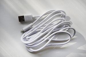 USB cable en un blanco antecedentes. un blanco pinchar para el teléfono. foto