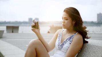 geluk levensstijl portret van jong Aziatisch vrouw genieten van leven video