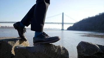 mode de vie portrait de homme dans costume profiter rivière pont paysage en plein air video