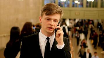 ung affärsman talande och chattar på telefon ring upp i de stad video