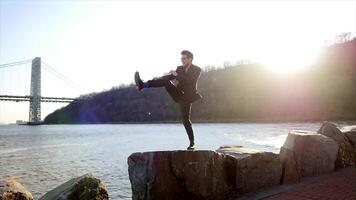 estilo de vida retrato de hombre en traje disfrutando río puente paisaje al aire libre video