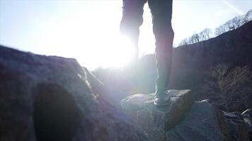 masculino persona caminando terminado Roca rocas superar obstáculos y tener éxito video