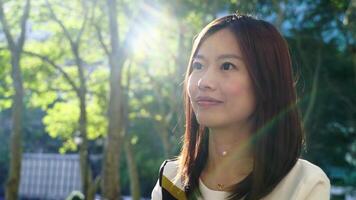 ciudad estilo de vida retrato de joven asiático mujer en pie en urbano ciudad calle video